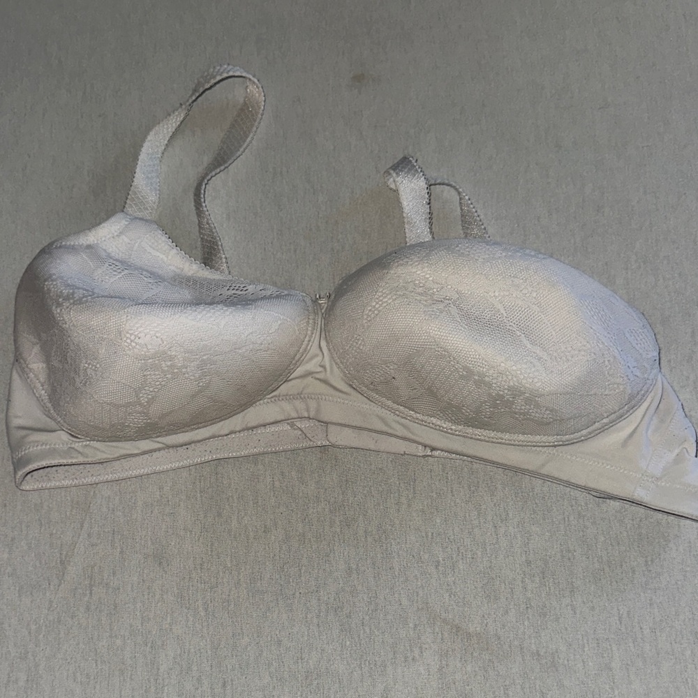 Vanity Fair Silver Lace Bra Size 42B.